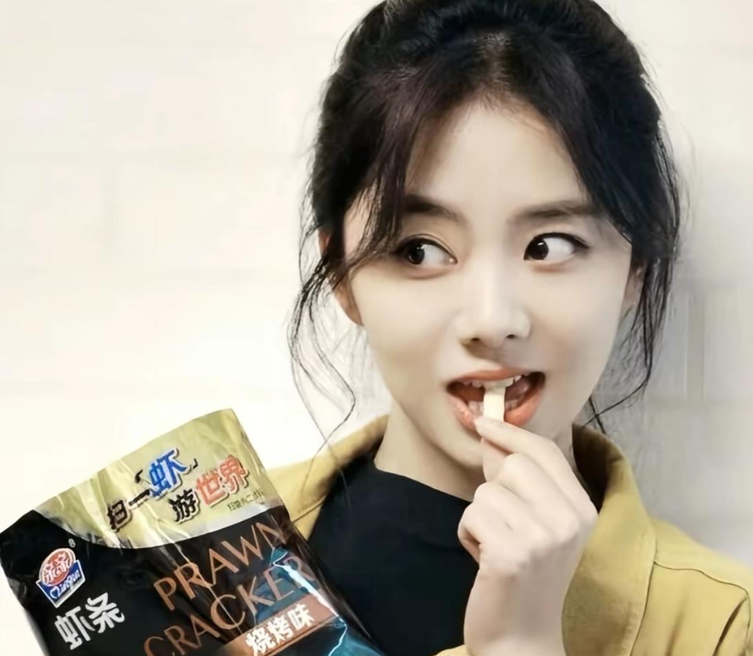 谭松韵在《归路》里脱下少女外套那一刻，评论区血流成河。35岁，娃娃脸第一次裂了缝