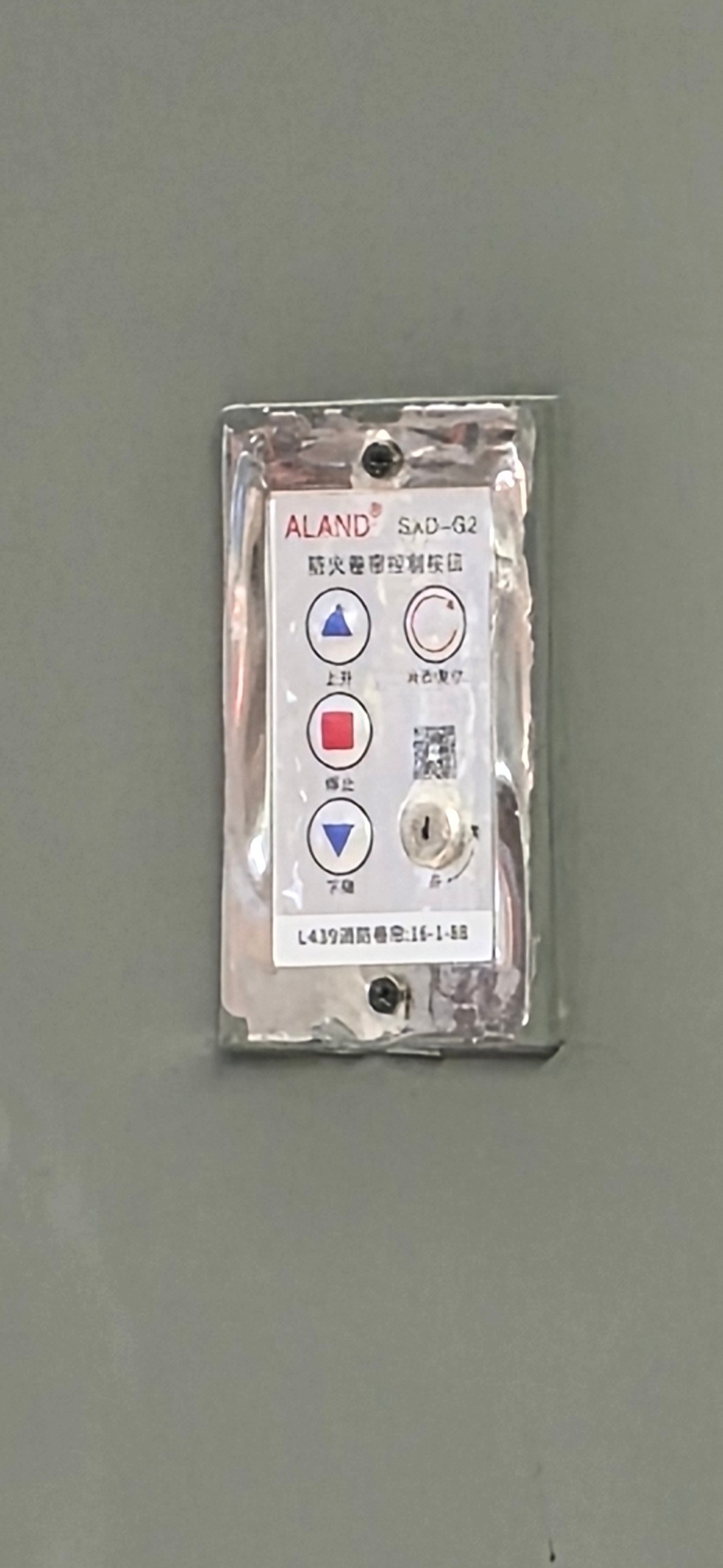 默认 12MP 模式下，微博图片压缩严重，直接看中心放大截图看看 Edge 的 