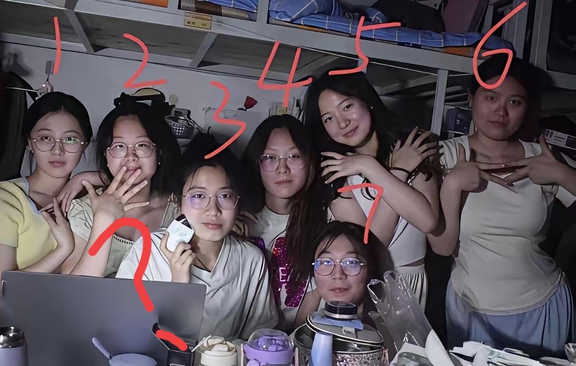 室友这7人中，有一位化妆后是公认的班花，你们觉得会是哪一位？
 
说实话，单看这