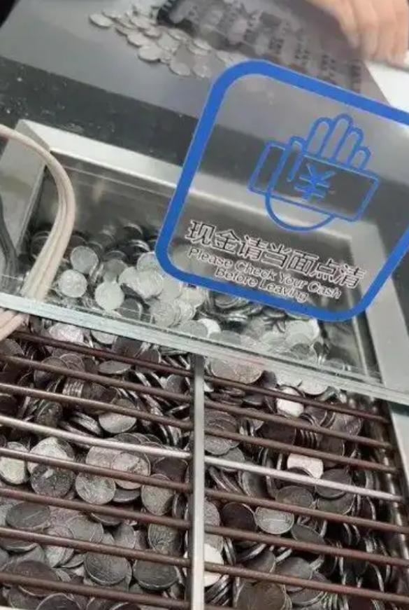 7月4日上海，男子带140斤硬币到银行存钱，结果，银行不仅拒收，而且还报警，说男