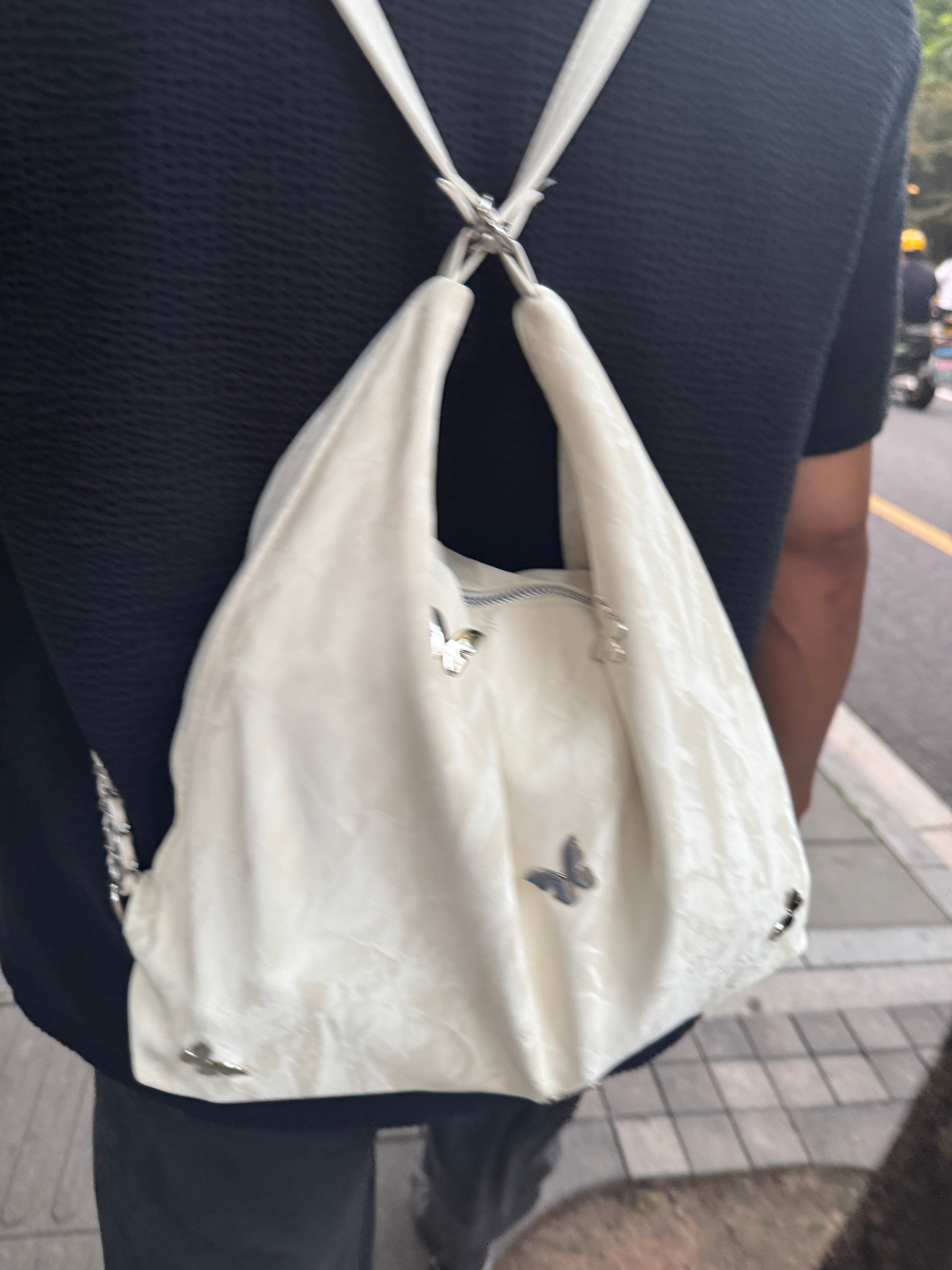 家里的黑人今天帮忙背了一下我的小白包衬得他更黑了 