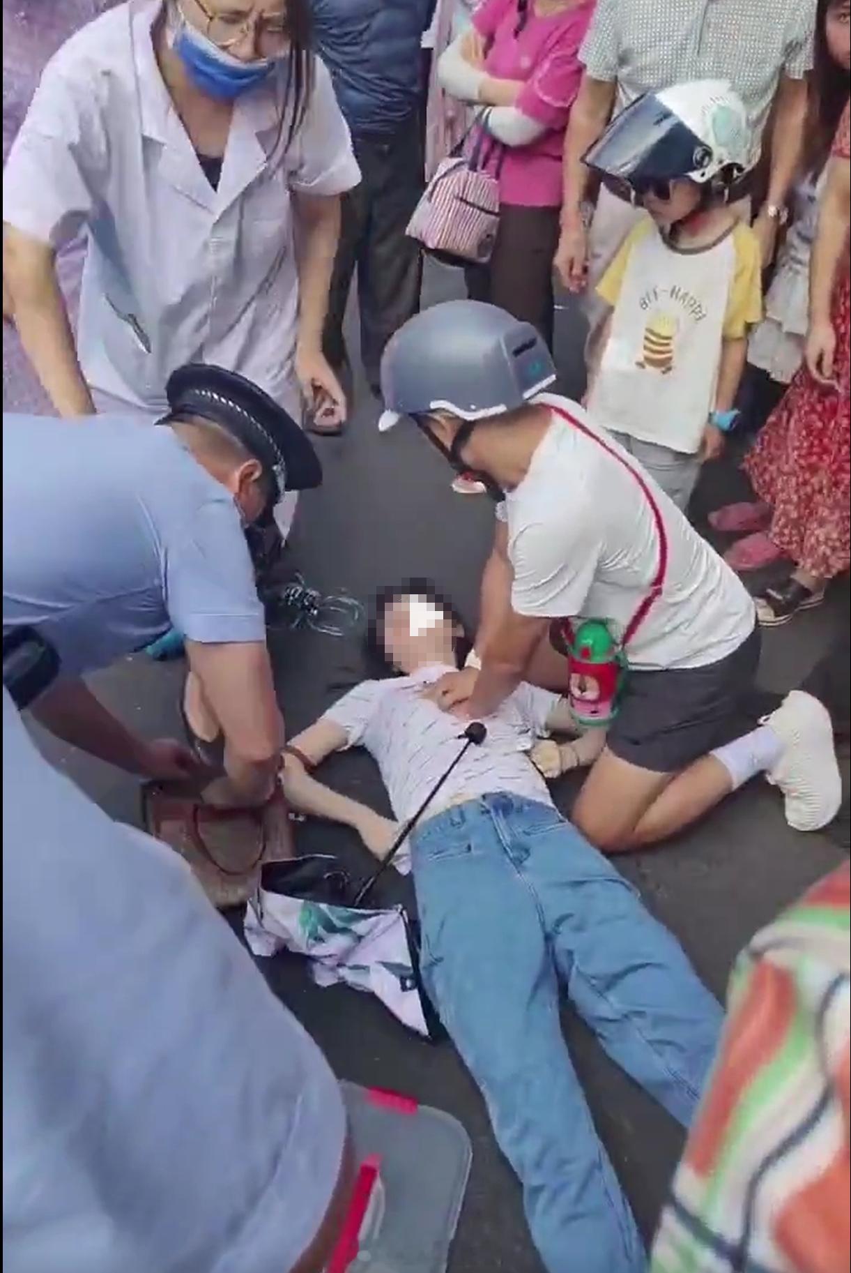 女子昏厥男子跪地心肺复苏被指袭胸 头盔哥见义勇为，施救动作标准。别跟傻子较劲，他