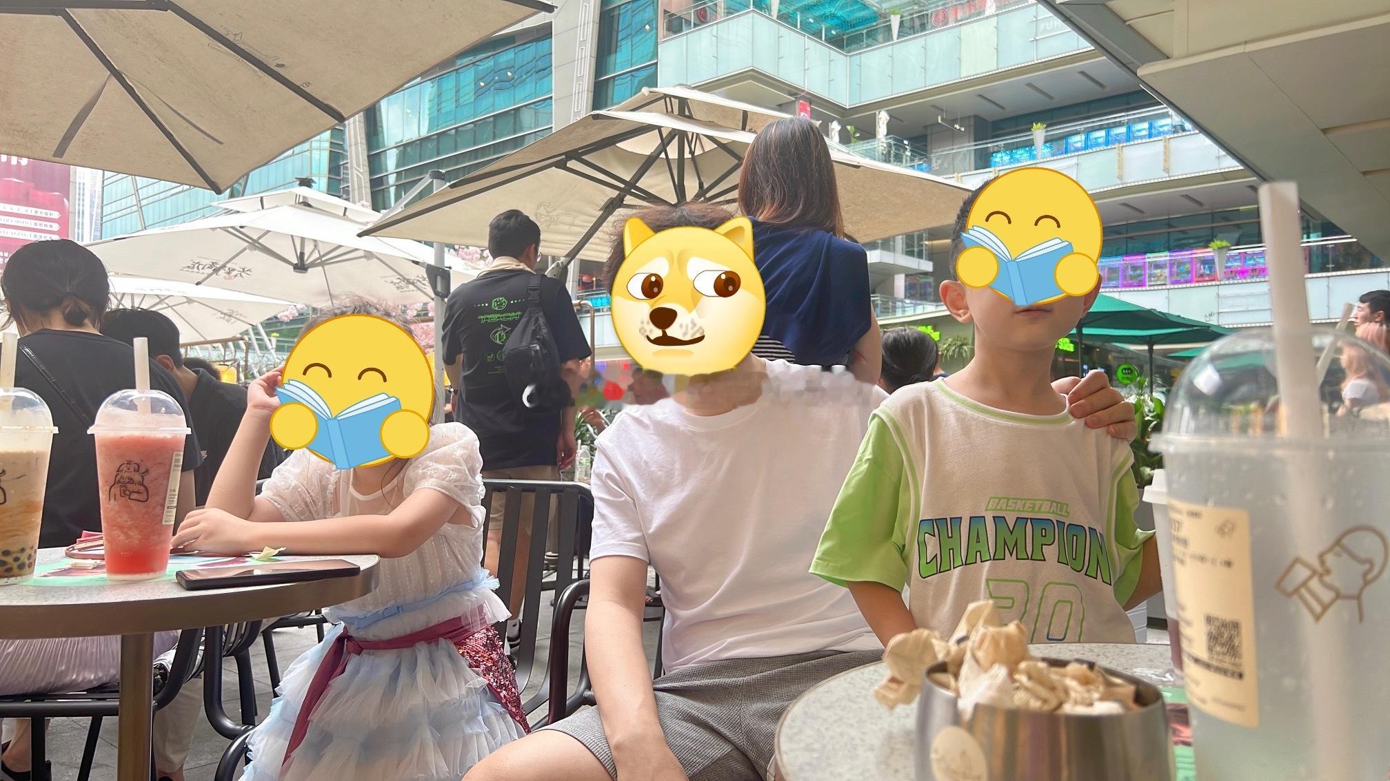 老徐两个小孩颜值很高，像孩子她妈妈，想老徐的话，那就完了…两杯奶茶就“爸爸了”…