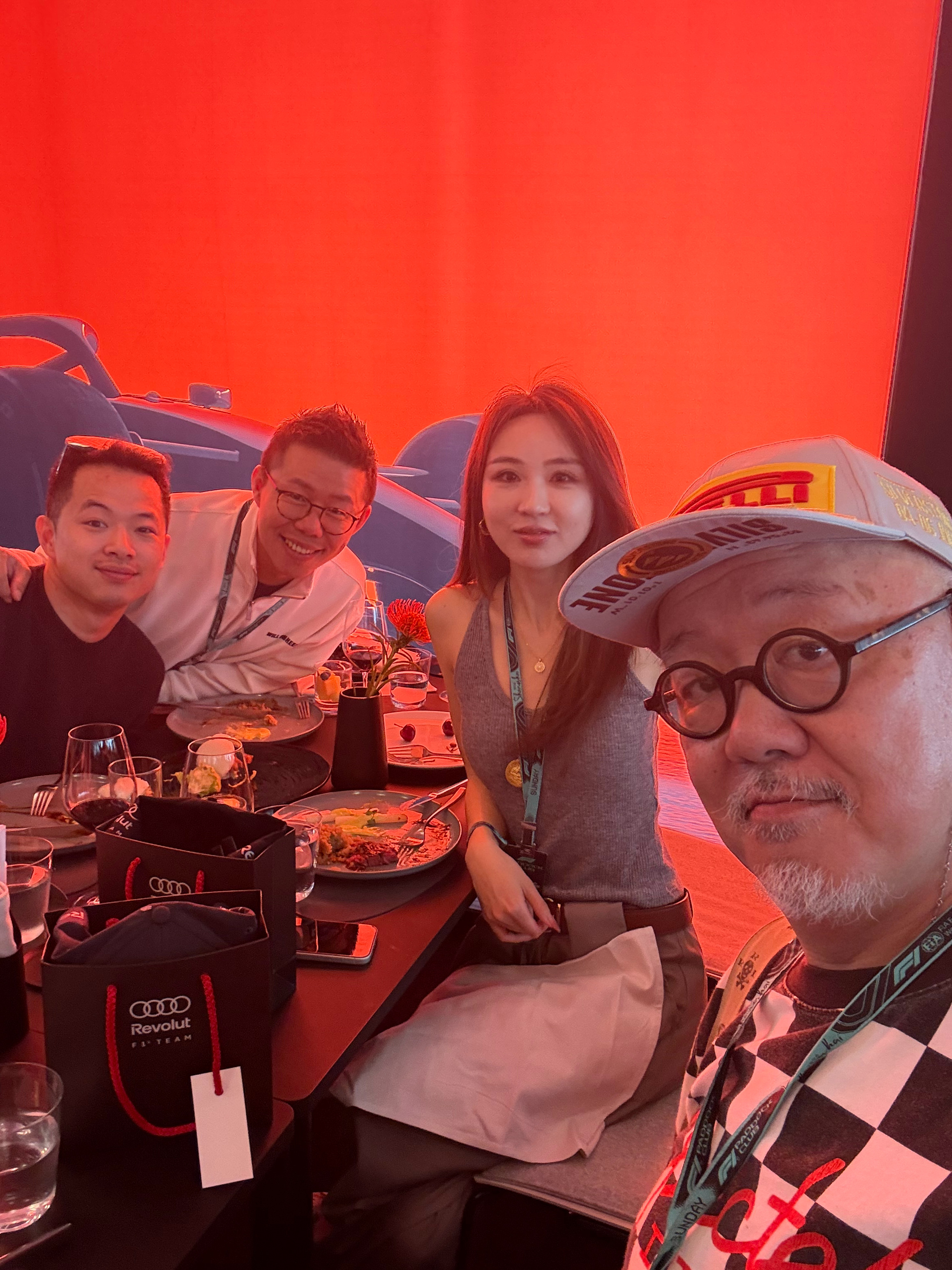 今天在F1的奥迪车队Paddock Club遇到不少朋友，我要花点时间去一一at