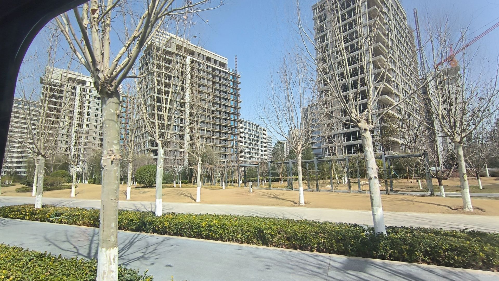 【老羊说楼市】这里是西安港务区，从外立面看2023到2024年融创望江府基本没有...