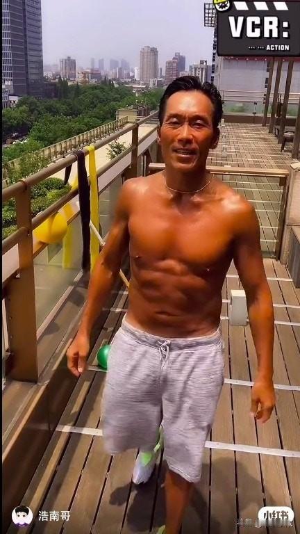 59岁《古惑仔》男星走出婚变阴霾　手臂受伤4个月康复运动变爆肌
59岁的郑浩南，