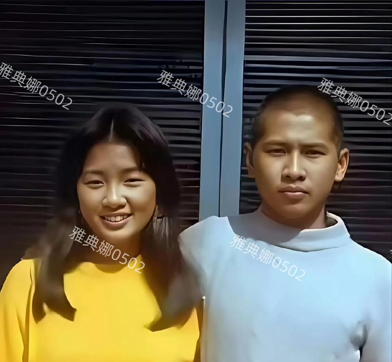 一对很有名气的歌坛姐弟，你能猜到是谁吗？
1975年一对普通姐弟的合影，姐姐18