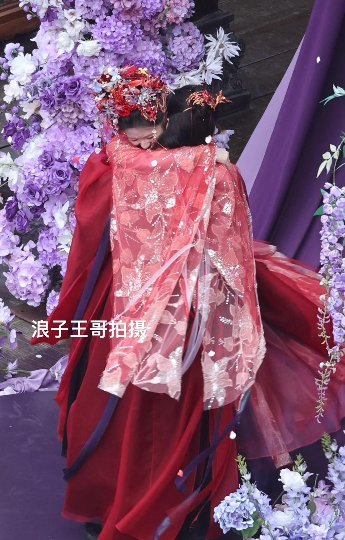 李兰迪何与在古装剧办现代婚礼咋办！更想看了！！这个穿越剧搞的好好玩啊，想办什么风