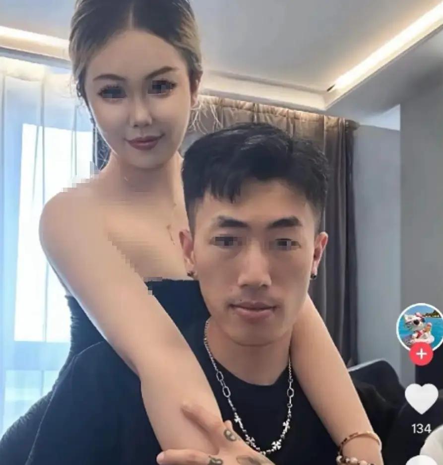 青岛38岁女护士让男友配药贴标签后续，卫健委已介入，被医院停职，正脸曝光已社死，