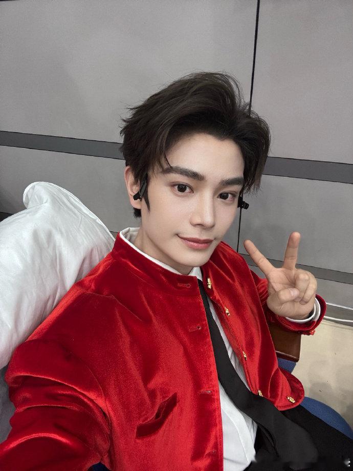 丁禹兮今年没那么火爆了 丁禹兮发博回应狐厂的文章，说自己会继续努力（好谦虚的帅哥