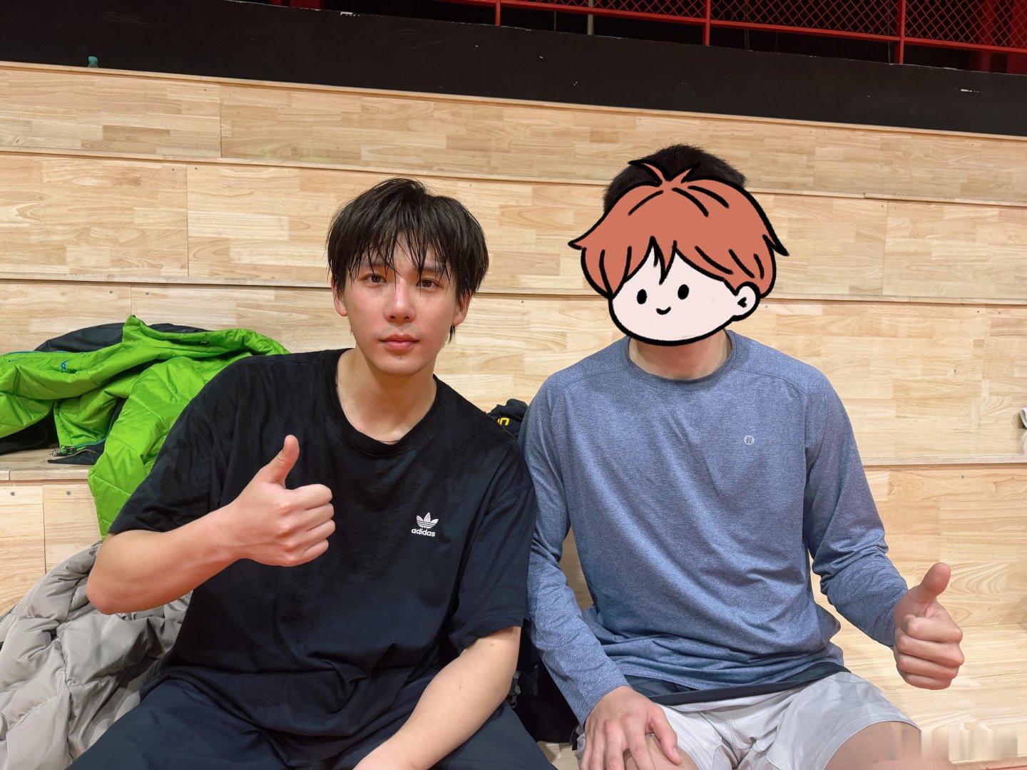 网友篮球场偶遇王安宇，打球的生图太真实了！头发汗浸软塌，T恤皱巴巴沾汗，刚运动完