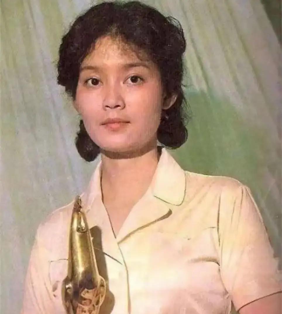 提起潘虹，大家肯定会想到“老艺术家”这个称谓。但你可能不知道，她年轻时为了事业有