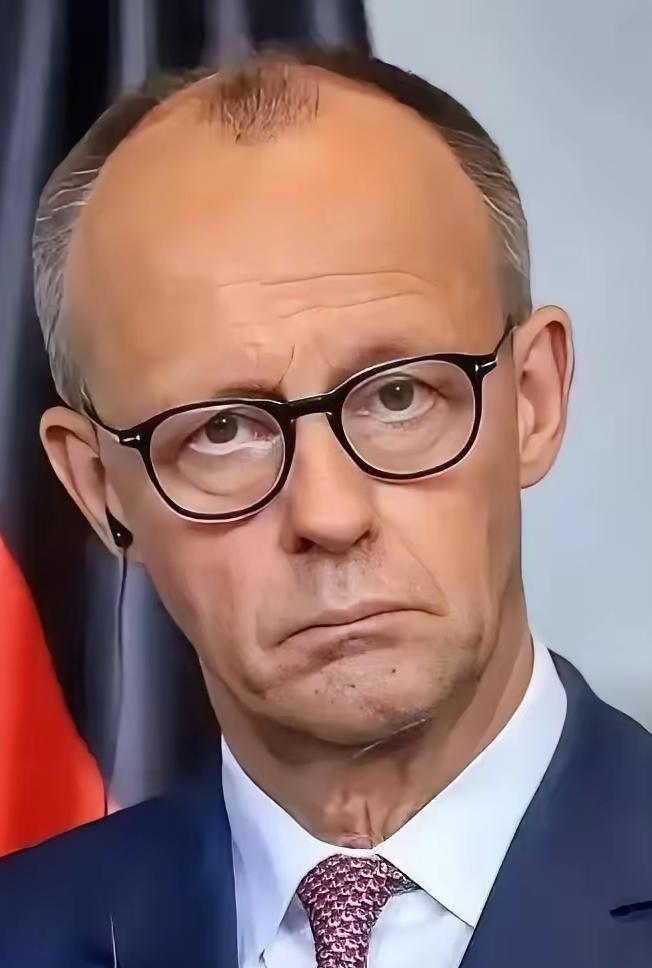 2月26日，德国总理默茨在北京参观了梅赛德斯-奔驰后，突然失去了“自信”。因为当