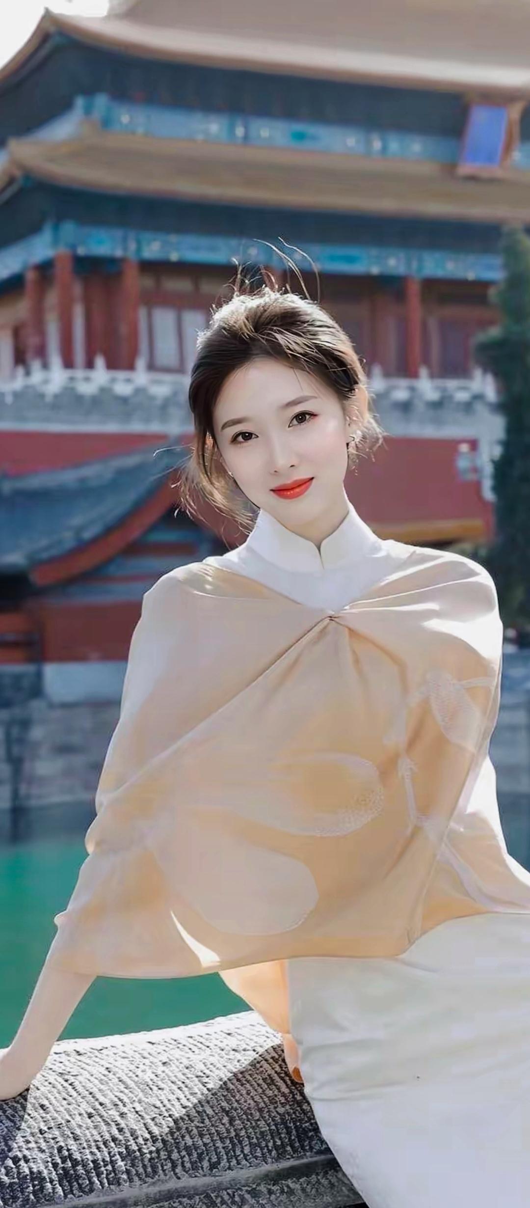 红袖添香夜，月照宫墙长。