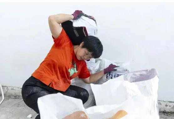 她肩上扛的不是水泥，是一个家的全部重量。

广州工地，40岁的单亲妈妈魏云桂一次