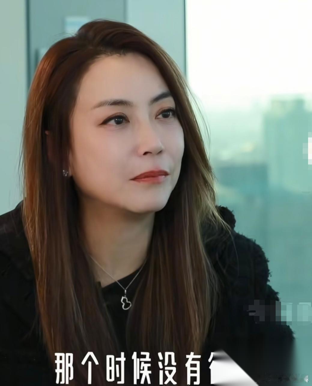 霍汶希回忆刚入行时没有微信，可以背下所有艺人的电话，说:“那个时候没有微信的嘛，