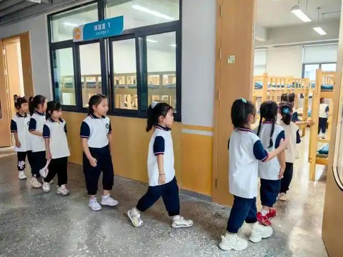 三年间，我国小学新生入学人数已经减少了644万。
 
今年开学，广西一乡村小学出