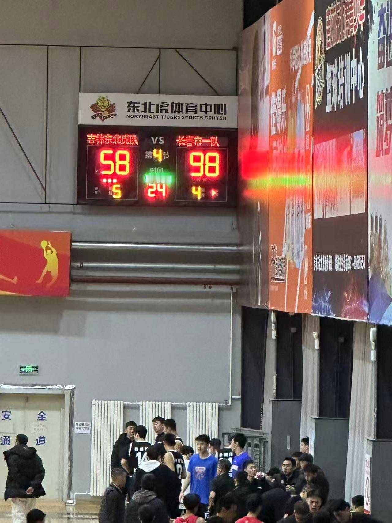 这年头打球真是只认实力不认人。。。。。。球场上随便你穿的什么衣裳，想赢比赛，只能