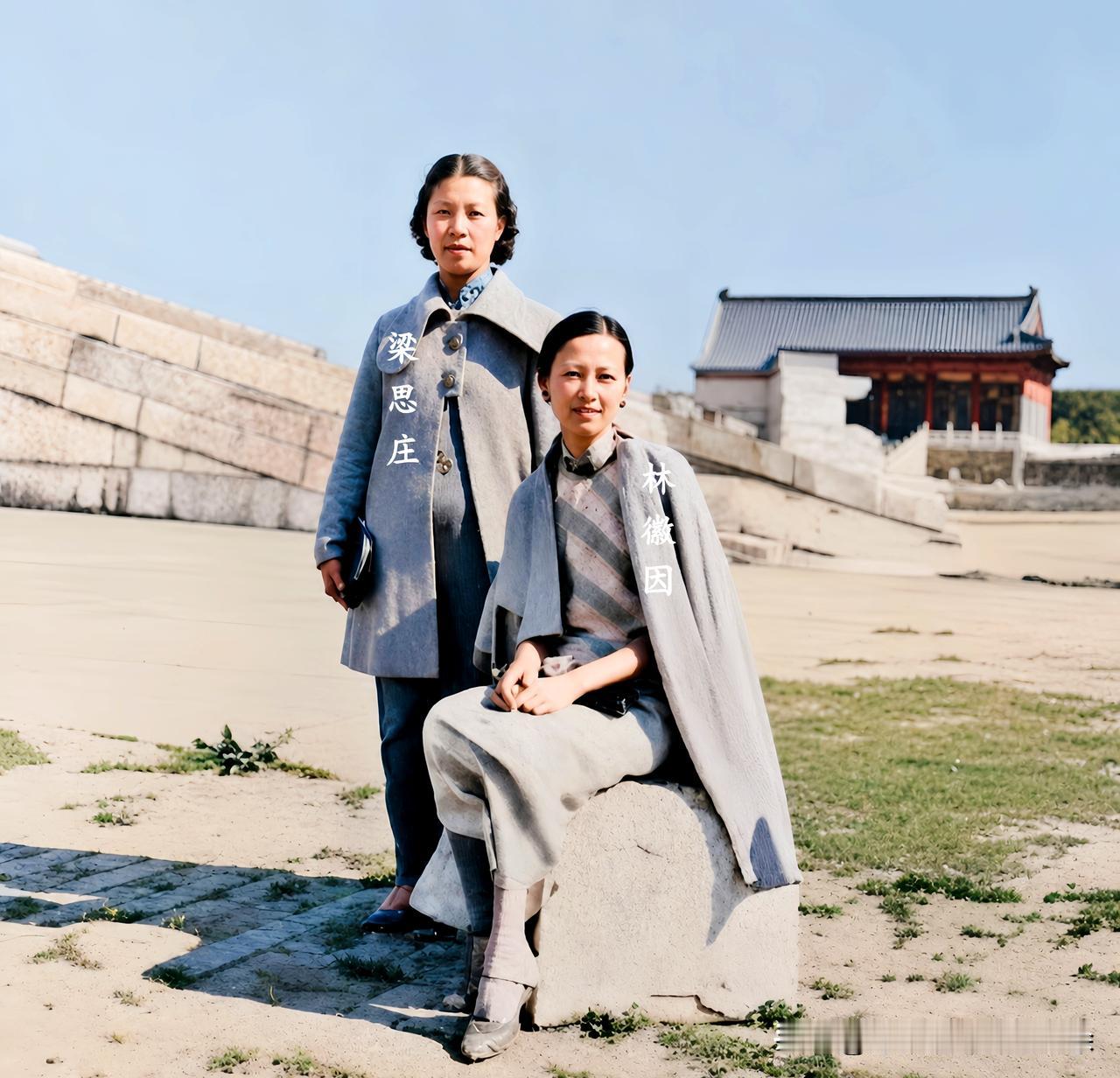 一九三六年，在故宫太和殿广场的林徽因与她的小姑子梁思庄。这不是演戏，也不是电视剧