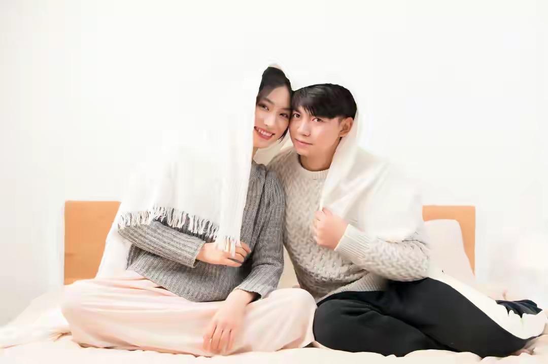 可现实却往往让人唏嘘——多少夫妻在日复一日的柴米油盐中，渐渐失去了那份亲密与激情