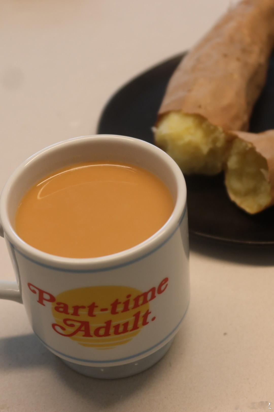 抗炎饮食day103✅ 雪天煲汤早餐：烤白薯、路易波士茶椰奶拿铁午餐：培根炒鸡油