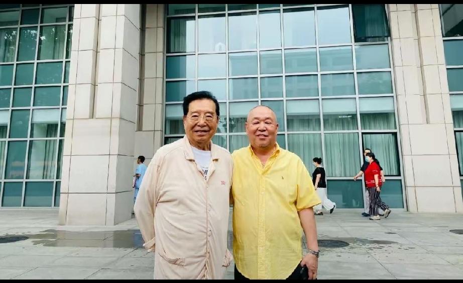 这是两位老人的合影照片，其中有位老人是老歌唱家李双江。
         你对李