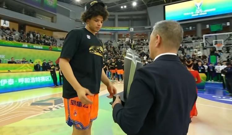 洛夫顿成为MVP，不单打独斗就越发可爱，上海外援给CBA标杆性惊喜


就战斗类