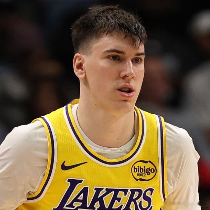 拉拉维亚近8场比赛三分表现：三分命中率45%（44投20中，场均2.5记）担任首