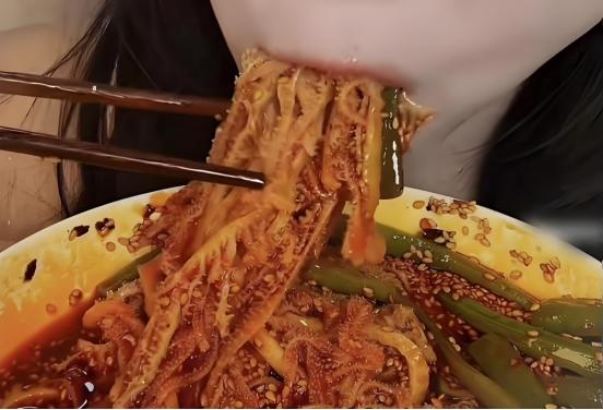 爱吃毛肚的人要崩溃了？315曝光的毛肚黑幕，越看越气！
 
某网红直播间里，那些