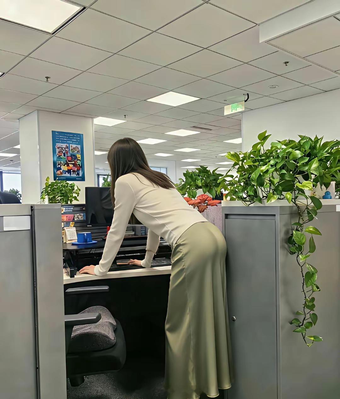 新来的同事，衣品不错！ 