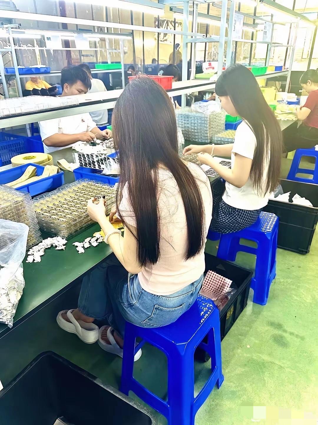 车间里两个05后女孩要被开除了，让干啥都嫌累，只想挑轻松的