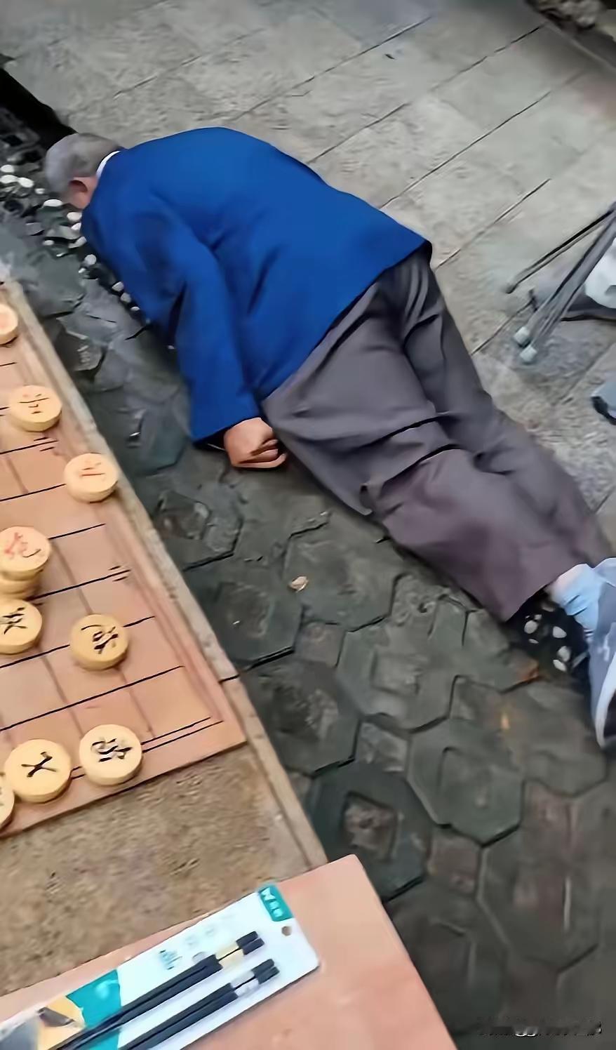 攀枝花老人倒地，路人来来往往却无人上前，很多人不是冷漠，而是心里有重重顾虑。
