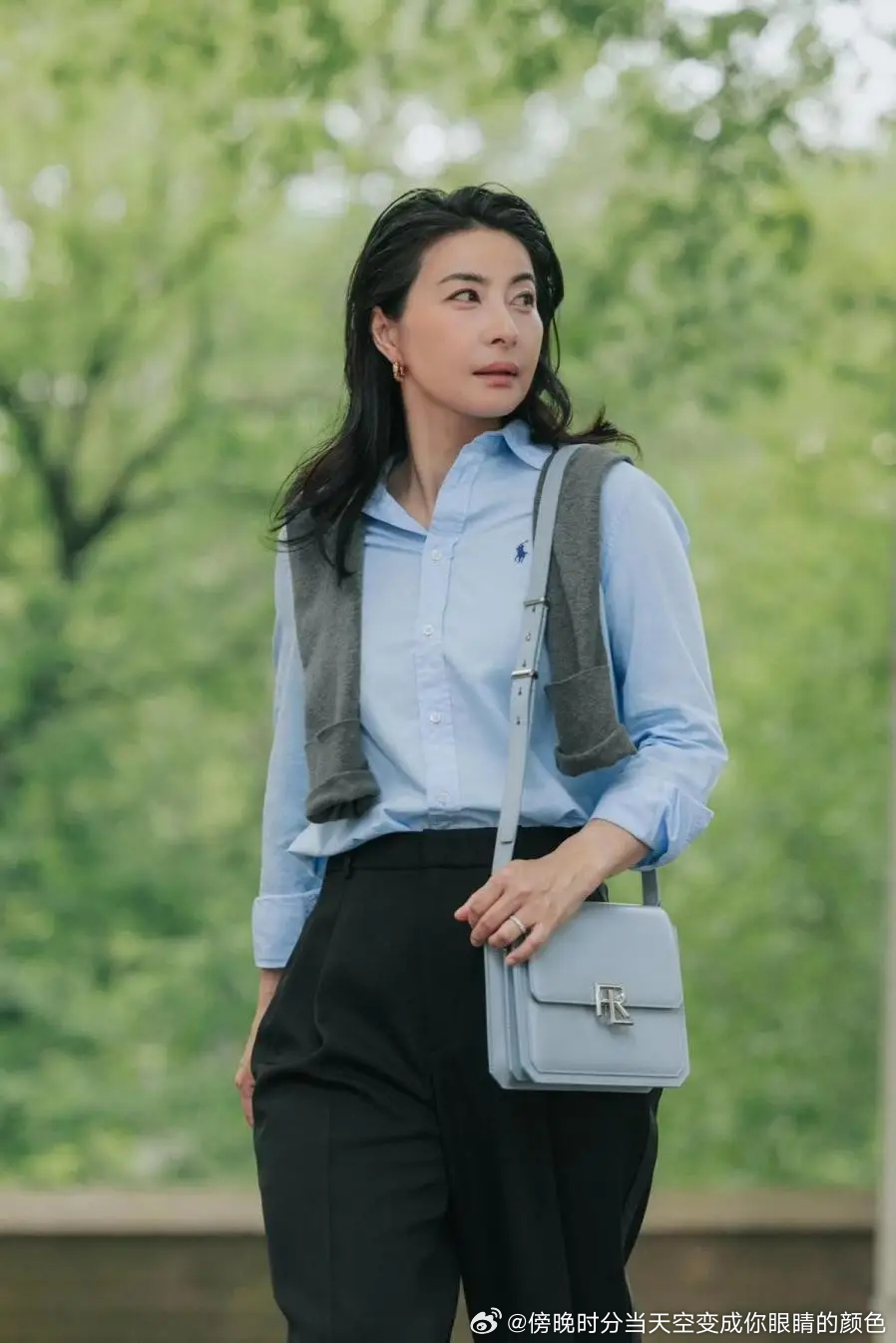 43岁郭晶晶又把“衬衫”穿火了！搭配黑色阔腿裤，温婉优雅又干练 