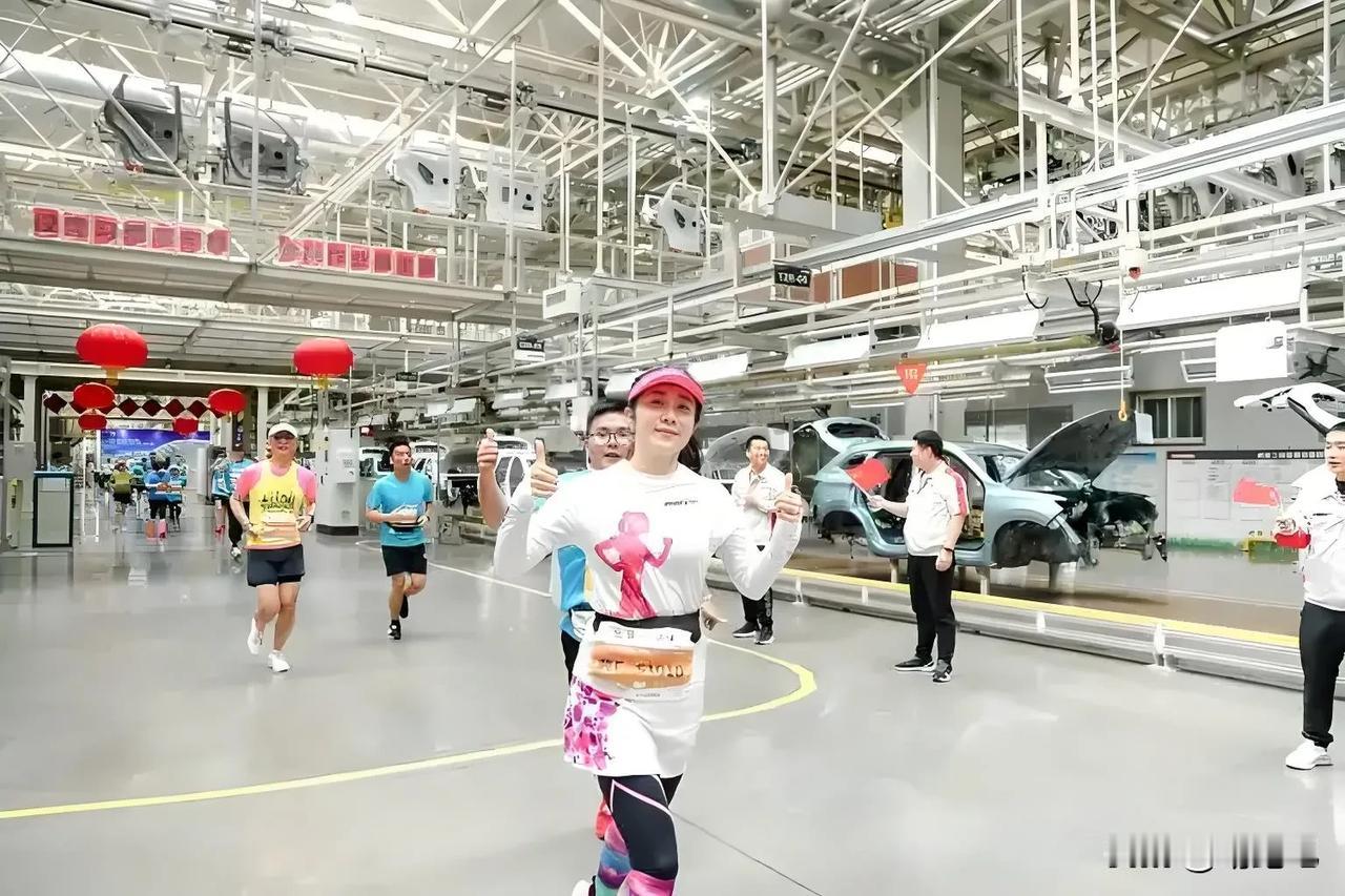 好家伙，现在跑马拉松都卷到工厂里了！我直接惊掉下巴：连马拉松都开始玩跨界了！今天
