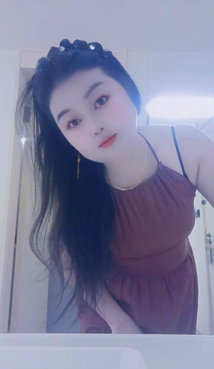 见一面都很难的人，更应该要好好珍惜，能遇见本来就不容易了，能相爱更是难得，那些没