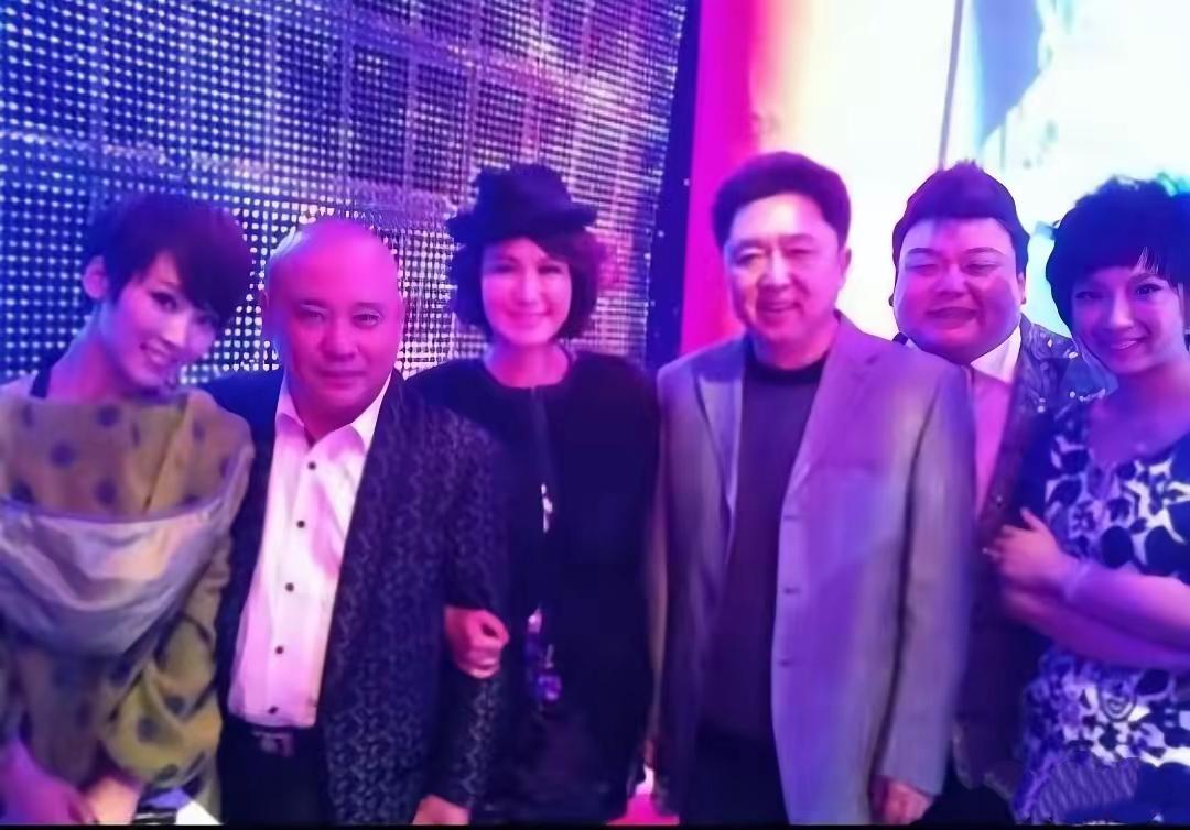 这张6人合照，我只认出了短发利落、琼鼻秀挺、笑靥如花的谢楠，目光灼灼、沉健结实的