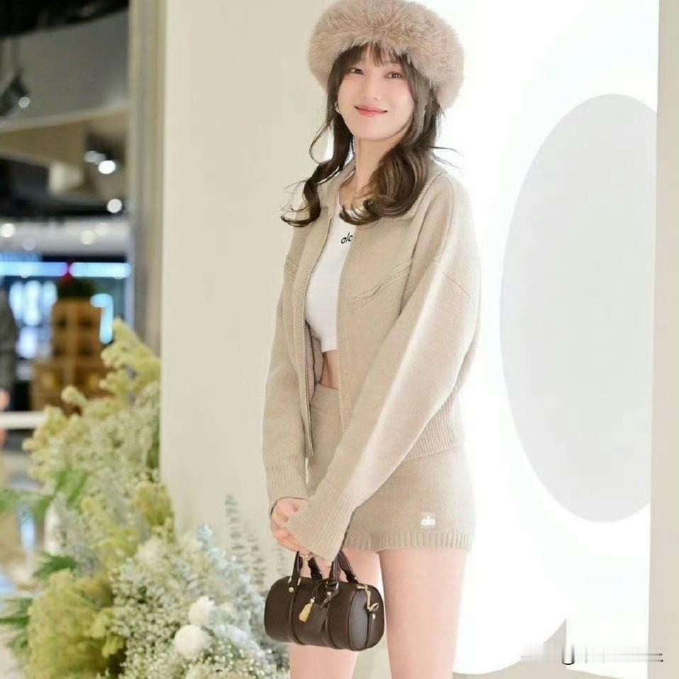 35岁的李圣经，宛如时光宠儿，身材状态好到让人惊叹。她身形高挑且比例完美，纤细腰