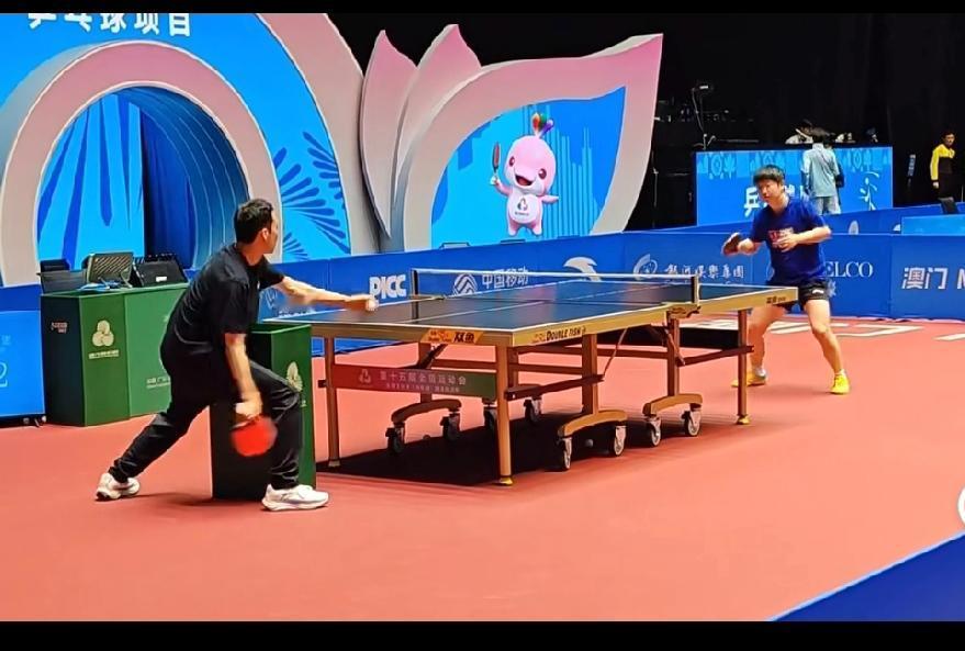 今天训练中的孙颖莎，
蓝色的短袖，
网友说今天是小蓝莎。
大概是下午比赛完莎莎就