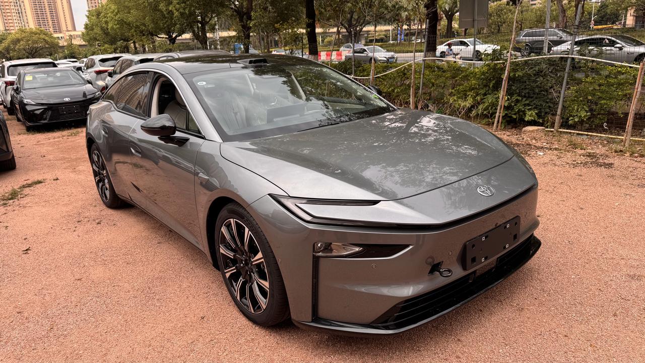 铂智7的手续刚办好
赶着清明节前可以拿到手
灰外白内看着都舒服
就是轮毂轮胎需要