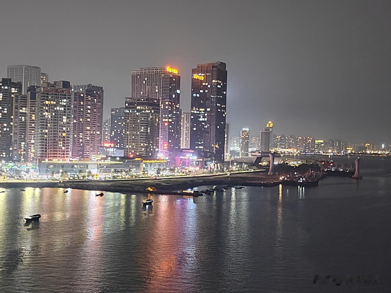 从湛江海湾大桥上拍摄到这两幅照片，湛江湾西海岸的都市夜景尽收眼底，这应该是湛江最