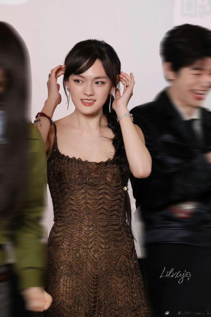 文淇超话 文淇在后台的滑稽舞步，如同一剂强心针，瞬间缓解工作压力，逗笑众人，氛围