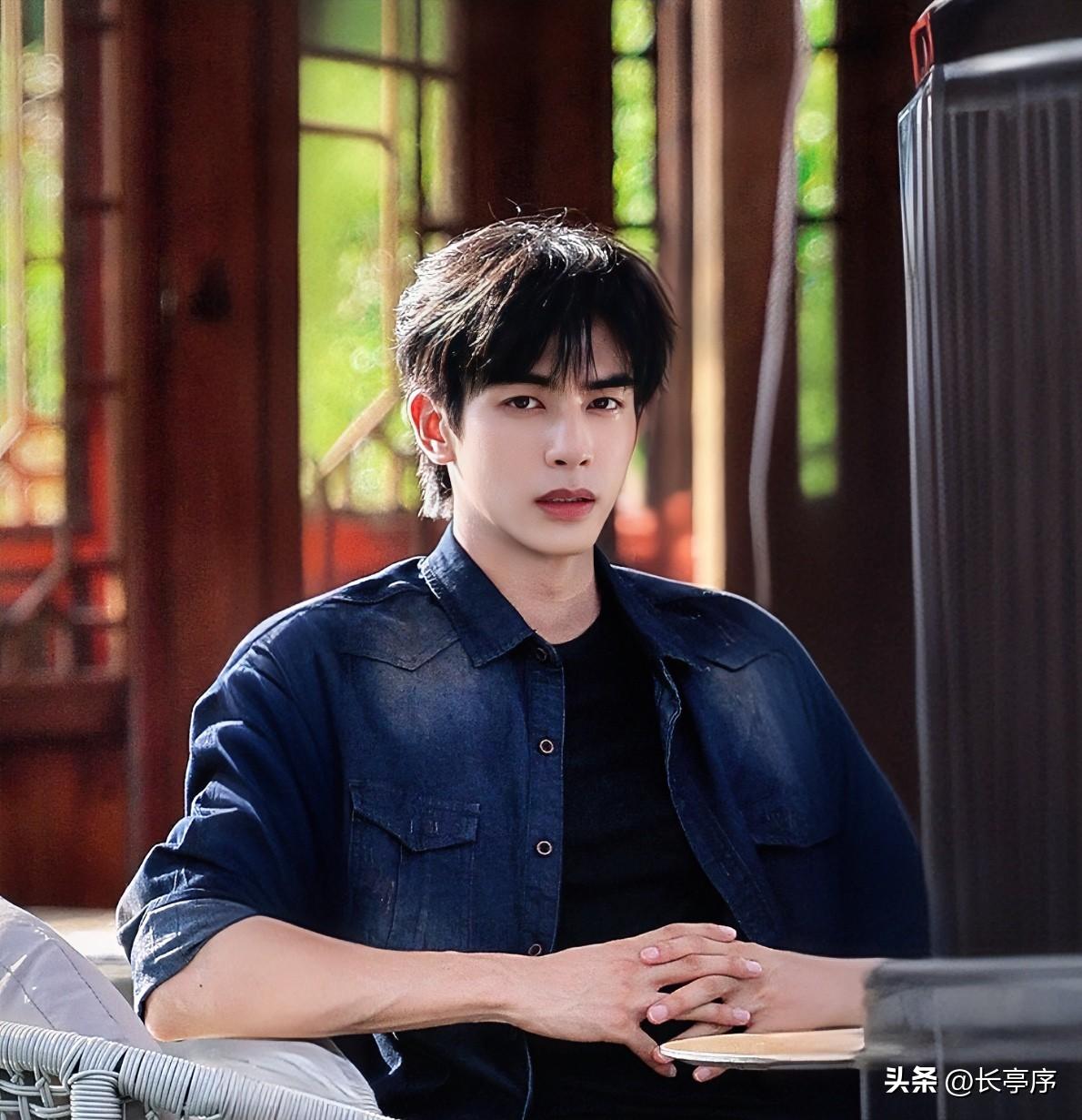 宋威龙被曝签约天浩盛世，这次合作真的太适合他了！

最让人惊喜的是，他是以独立工