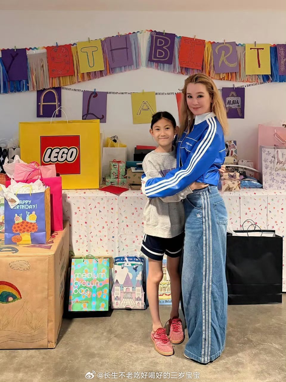 陈冠希女儿9岁腿长基因果然强大！ 