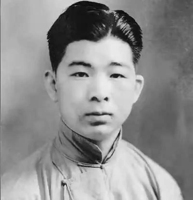 1940年，熟睡中的冯运修，突然感觉不对劲，好像是日军包围他家了。他从枕头下摸出