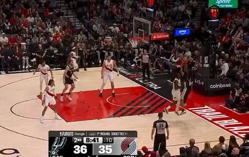 NBA季后赛，马刺对阵开拓者的比赛正在进行中。第二节比赛，卡斯尔无视防守后仰干拔