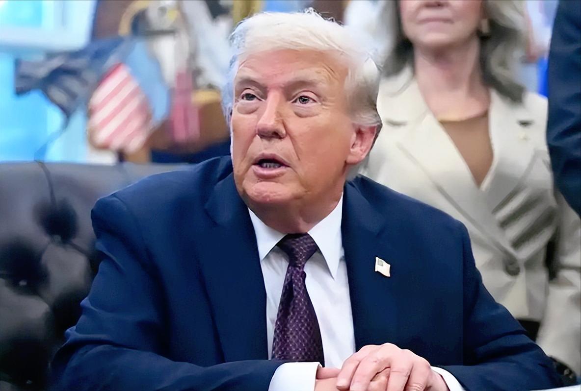 装都不装了！特朗普高调炫耀自己全程在佛罗里达的海湖庄园里，跟一群将军凑在房间里实