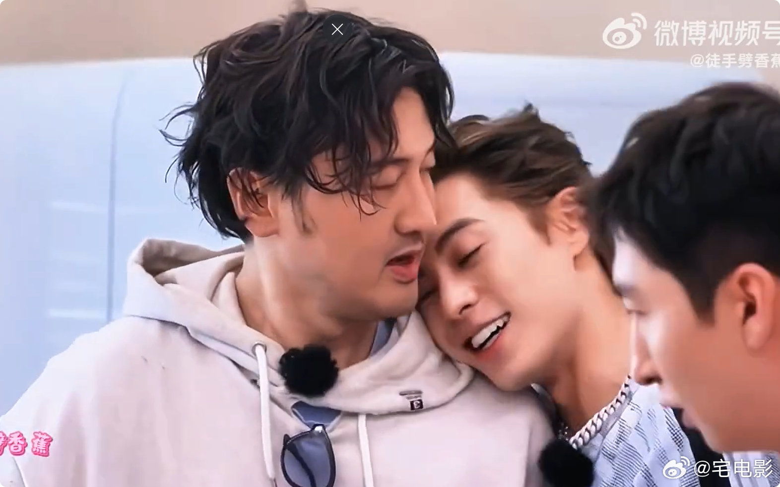 三傻重聚给王鹤棣哄成胚胎了亲爱的客栈笑到蹲地、笑到模糊，王鹤棣是真的被宠成胚胎了