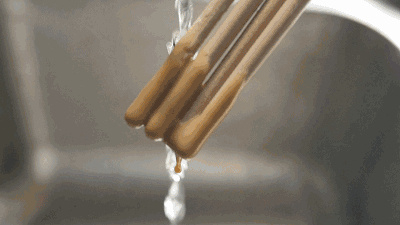 【#每天都用但是很脏的物品#】#长期不洗的梳子能有多脏#生活中有些物品我们每天都