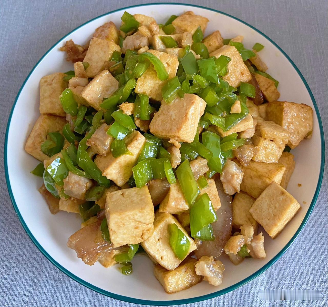 今日是以青椒为主题的午餐。

青椒切成丁和豆腐一起炒，清香味道青椒炒豆腐，好吃，
