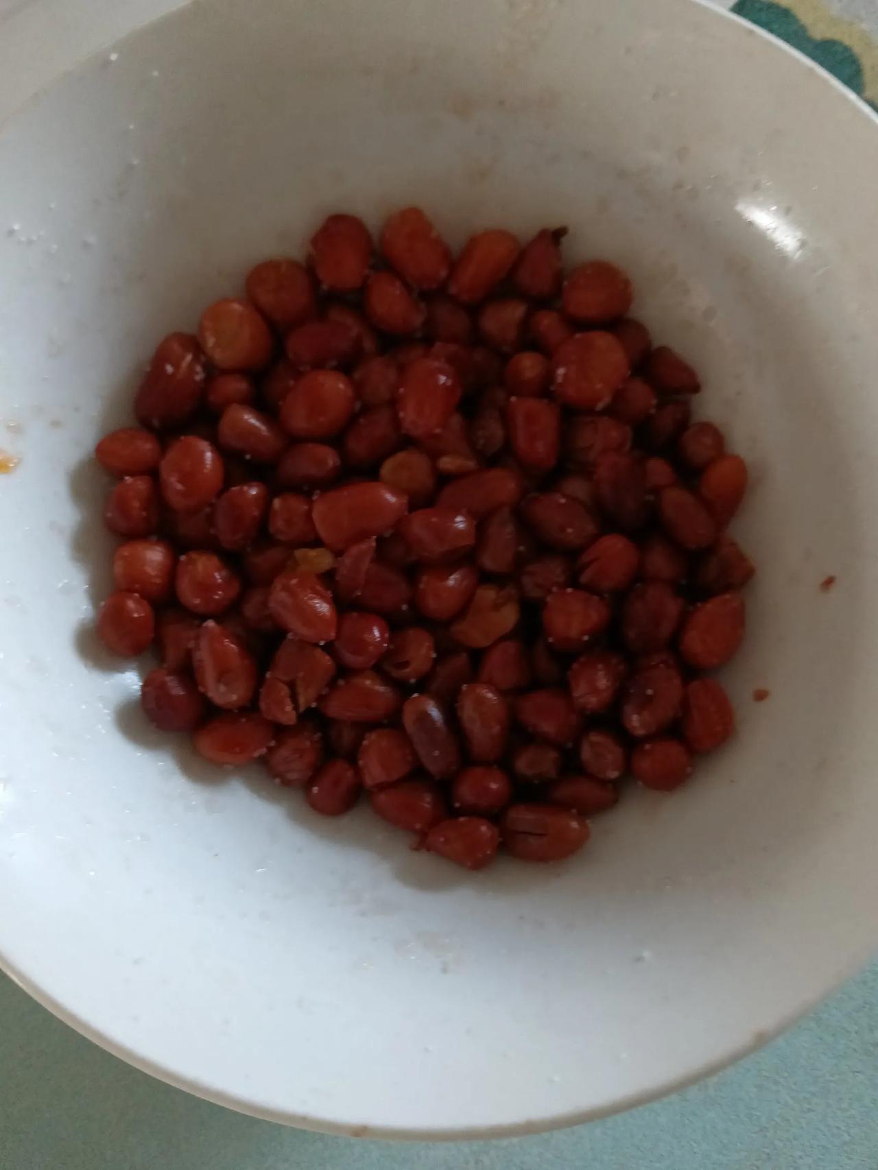前天晚上，好心炸了点花生米

一不小心盐抖喽了多了

上桌后我老公吃了几个就放下